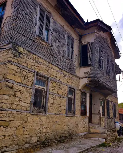 Demirci Mehmet Efe Konağı iki katlı tarihi yapısı yan görünüş