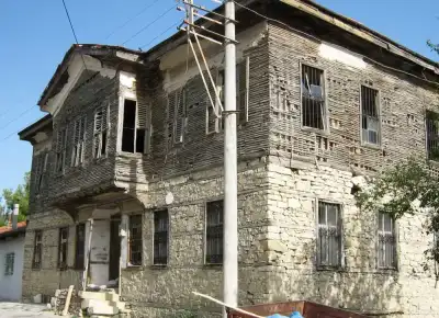 Demirci Mehmet Efe Konağı taş ve ahşap yapı detayı