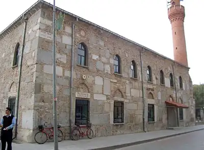 Devlethan Camii taş cephe ve minare