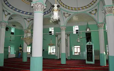 Devlethan Camii iç mekan yeşil duvarlar