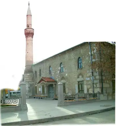 Devlethan Camii avlu ve minare görüntüsü