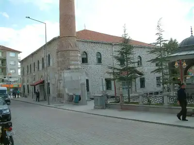 Devlethan Camii geniş avlu ve minare