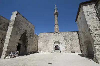 Dündarbey Medresesi taş yapı ve minare ön cephe
