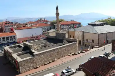Dündarbey Medresesi avlu arkadları ve minare