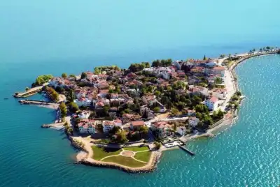 Eğirdir Gölü'ndeki yeşil adacık ve kumsalı