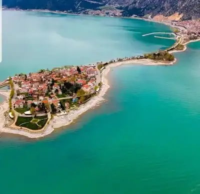 Eğirdir Gölü kıyısındaki yerleşim ve plajlar