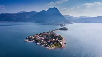 Eğirdir Gölü dağ manzarası ve adacık görünümü