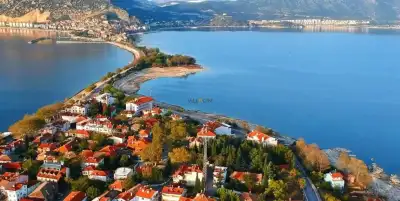 Eğirdir Gölü kırmızı çatılı evler ve yeşil orman