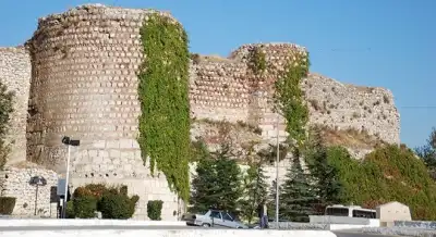 Eğirdir Kalesi ivy örtülü cylindrical kuleleri ön cephe