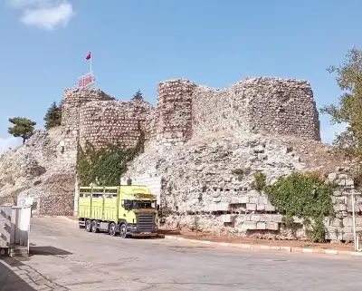 Eğirdir Kalesi su yansımasıyla gün batımı manzarası
