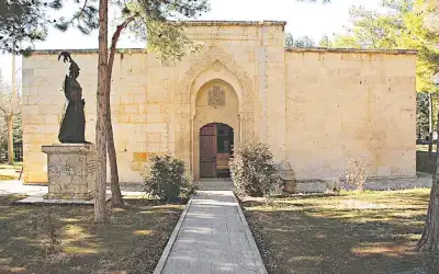 Ertokuş Medresesi giriş yolundan frontal perspektif görünümü