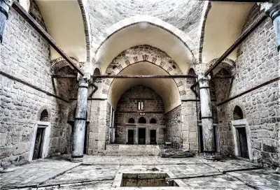 Ertokuş Medresesi taş yapısının iç mimar tasarımı detaylar