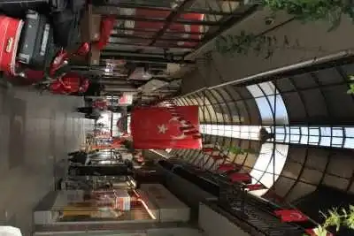 Eski Üzüm Pazarı Türk bayrağı asılı istasyon holü