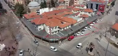 Eski Üzüm Pazarı merkezinde kırmızı kiremitli pazaryeri