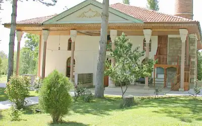 Feyzullah Paşa Camii veranda sütunları ve iç giriş