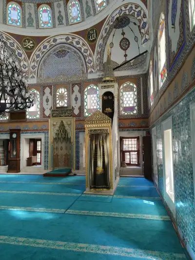 Feyzullah Paşa Camii iç mihrap ve kubbeli tavran dekorasyonu