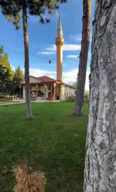 Feyzullah Paşa Camii minare ağaçlar arasından perspektifi