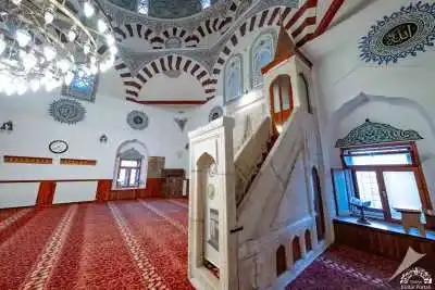 Feyzullah Paşa Camii iç mekanda merdivenli salon ve korkuluk