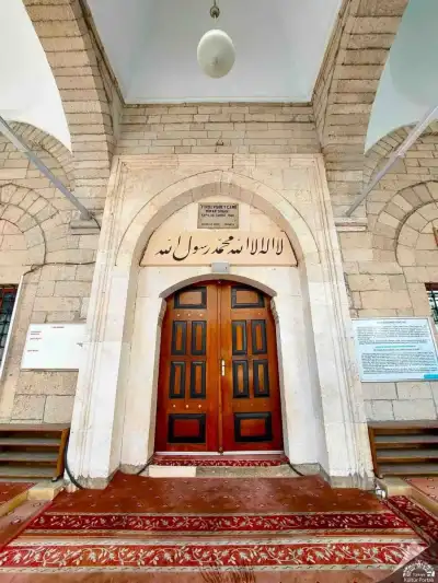 Firdevs Bey Camii iç kapı ve yazı detayı