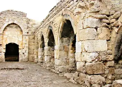 Gelendost Ertokuş Hanı iç avlu antik kemerli duvarlar