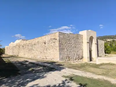 Gelendost Ertokuş Hanı dış görünüş tonozlu avlu