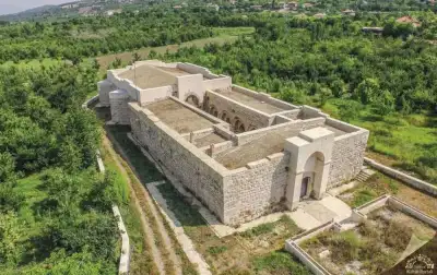 Gelendost Ertokuş Hanı hava görünüşü yeşil ormanlar