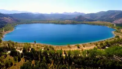 Gölcük Tabiat Parkı kıyıda ahşap iskele ve kumsal