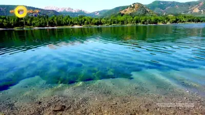 Gölcük Tabiat Parkı dağ refleksiyonlu turkuaz su
