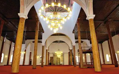 Hızır Bey Cami iç mekan sütunlar ve avize detayı