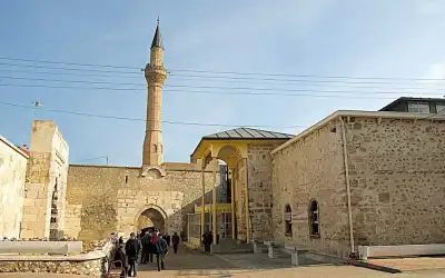 Hızır Bey Cami ziyaretçilerle avlu ve minare
