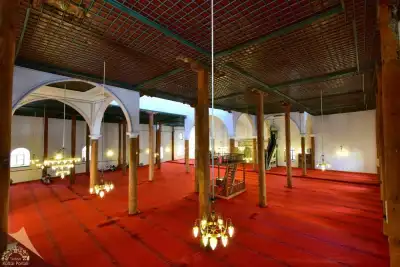 Hızır Bey Cami iç namaz alanı kırmızı halı