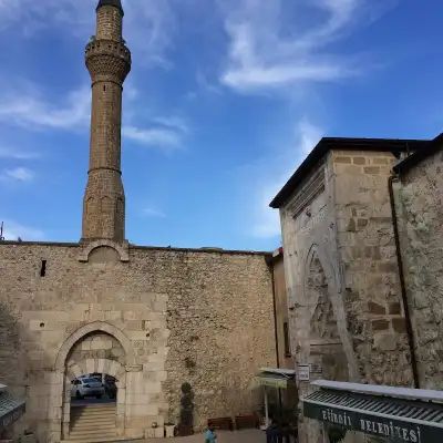 Hızır Bey Cami taş duvar ve minaret yapısı