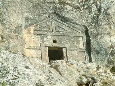 Hoyran Kaya Mezarları geometrik işlemeli mezar cephesi
