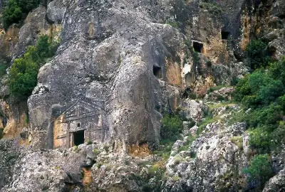 Hoyran Kaya Mezarları çok katmanlı kaya yapıları