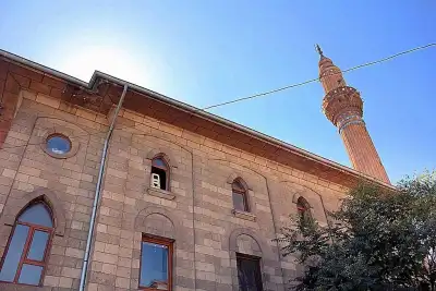 İplikçi Camii (Hacı Abdi Camii) açık mavi gökyüzü altında