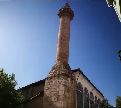 Isparta Alaca Mescit taş yapı ve minaresi yakından