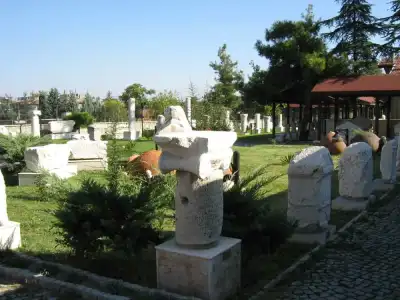 Isparta Müzesi arkeolojik eserleri sergileyen bahçe