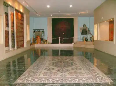Isparta Müzesi antik heykelleri çiçekli avlu