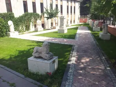 Isparta Müzesi dış mekan koridor ve açık hava galerisi
