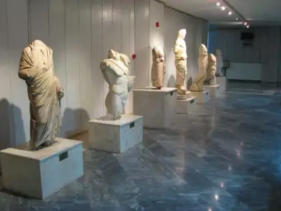 Isparta Müzesi rölyef figürleri sergi salonunun iç görünümü