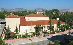 Isparta Müzesi kırmızı çatılı modern yapı