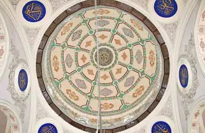 Isparta Ulu Camii (Kutlu Bey Camii) merkezi kubbe ve geometrik desenler