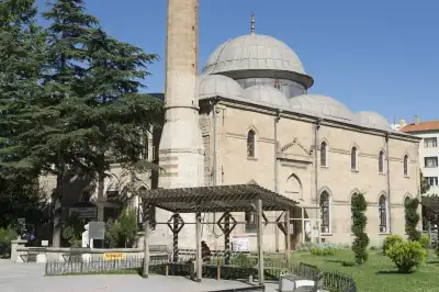 Isparta Ulu Camii (Kutlu Bey Camii) bahçe ve peyzaj alanı görünümü