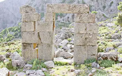 Kapıkaya Harabesi antik kale kapısı kalıntıları