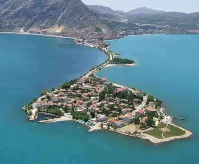 Karacaören Barajı adacıkları ve dağlık manzarası