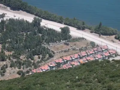 Keyhüsrev Kervansarayı (Eğirdir Hanı) göl kenarında yer alması