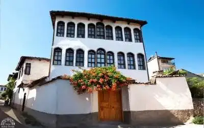 Keyhüsrev Kervansarayı (Eğirdir Hanı) ahşap kapı ve beyaz duvarlar