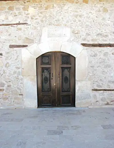 Kırıkminare Camii (Cuma Camii) ahşap kapı ve taş duvarı
