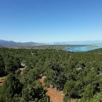Kızıldağ Milli Parkı'nda dağ tepesi ve göl manzarası