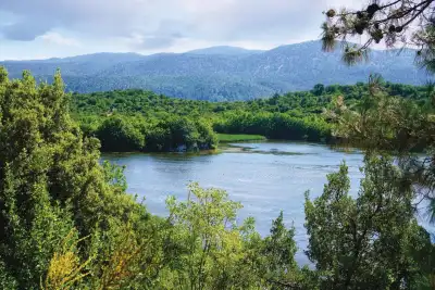 Kovada Gölü Milli Parkı ormanlık dağ yamaçları ve göl manzarası